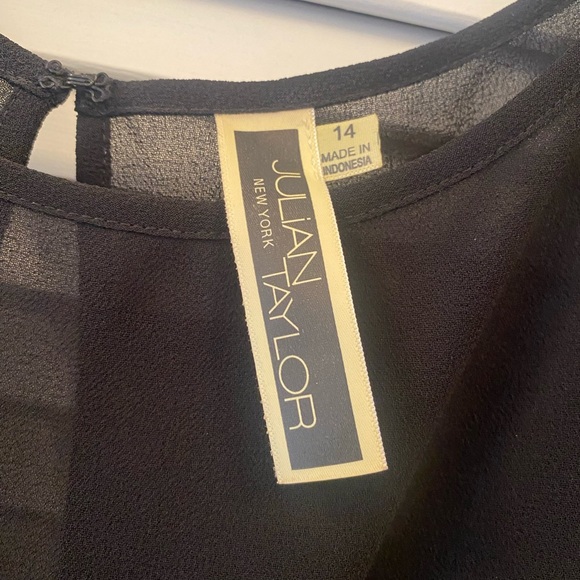 Lace dress - Picture 7 of 7